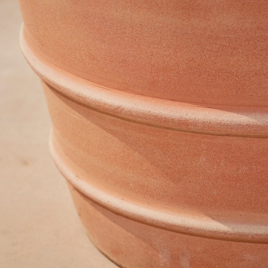 A close-up of the double ridge detailing on the planter’s base, showcasing its classic design and textured finish.