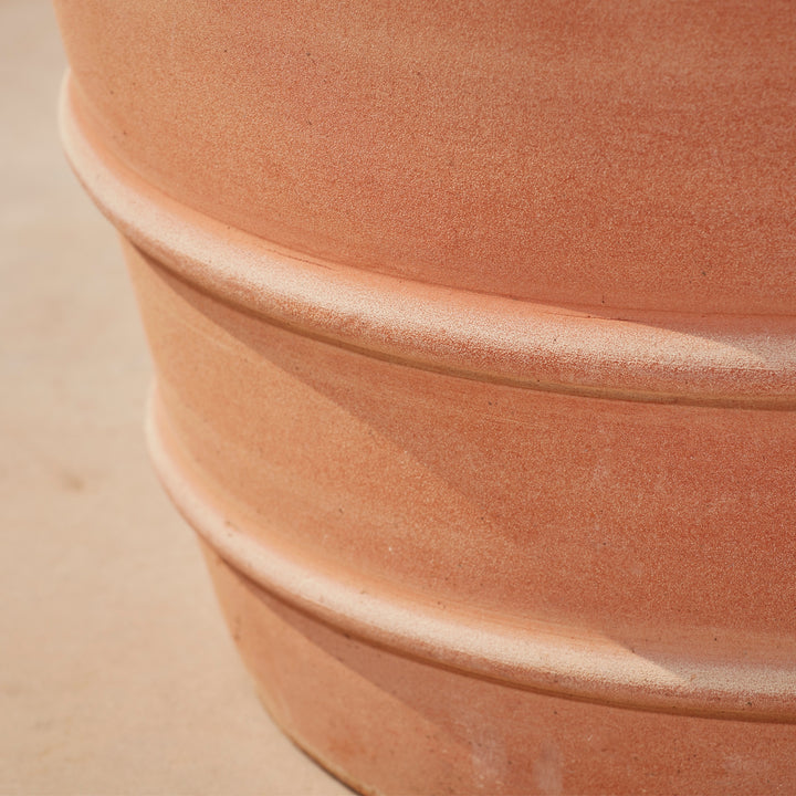 A close-up of the double ridge detailing on the planter’s base, showcasing its classic design and textured finish.